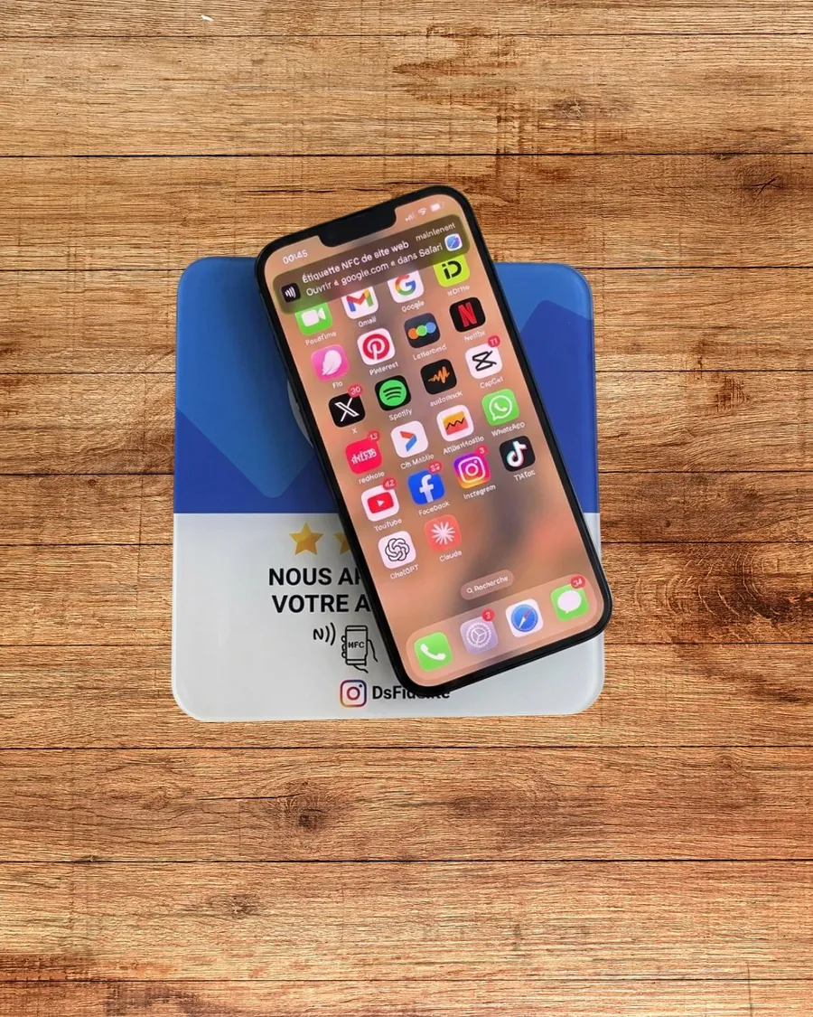 iPhone posé sur un badge DS Fidélité : la notification NFC s'affiche